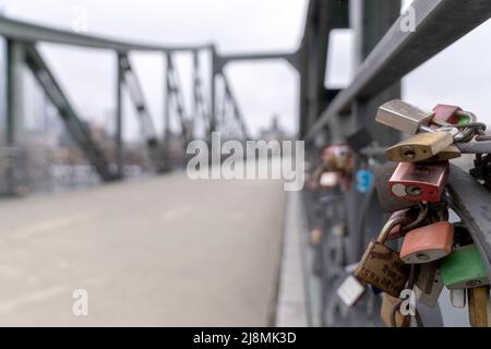 Lucchetti d'amore appesi sul ponte Eiserner Steg, Francoforte, Germania Foto Stock