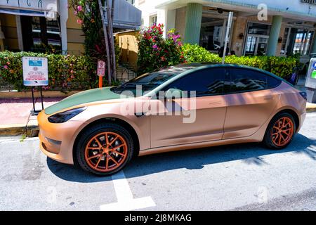 Miami Beach, Florida USA - 14 aprile 2021: tesla model y Orange matte 2019, vista laterale. Foto Stock