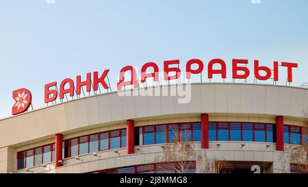 Minsk, Bielorussia - 24 marzo 2022: Bank Dabrabyt firma sulla costruzione della sede centrale a Minsk Foto Stock