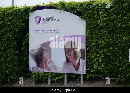 Segnaletica all'esterno del St Vincent's Private Hospital di Dublino. Gabinetto ha firmato la struttura di proprietà per la co-locazione del nuovo Ospedale Nazionale di maternità, dopo settimane di dibattito circa se la proposta fornisce garanzie sufficienti per salvaguardare l'assistenza medica delle donne. Parlando al suo ingresso in Gabinetto, il ministro dei Trasporti e il leader del Partito Verde, Eamon Ryan, ha affermato che c'era chiarezza da quando il Gabinetto ha esaminato l'ultima volta la proposta di co-locazione con St Vincent's. Data foto: Martedì 17 maggio 2022. Foto Stock