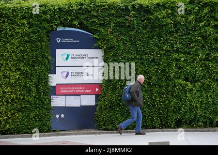 Segnaletica all'esterno del St Vincent's Private Hospital di Dublino. Gabinetto ha firmato la struttura di proprietà per la co-locazione del nuovo Ospedale Nazionale di maternità, dopo settimane di dibattito circa se la proposta fornisce garanzie sufficienti per salvaguardare l'assistenza medica delle donne. Parlando al suo ingresso in Gabinetto, il ministro dei Trasporti e il leader del Partito Verde, Eamon Ryan, ha affermato che c'era chiarezza da quando il Gabinetto ha esaminato l'ultima volta la proposta di co-locazione con St Vincent's. Data foto: Martedì 17 maggio 2022. Foto Stock