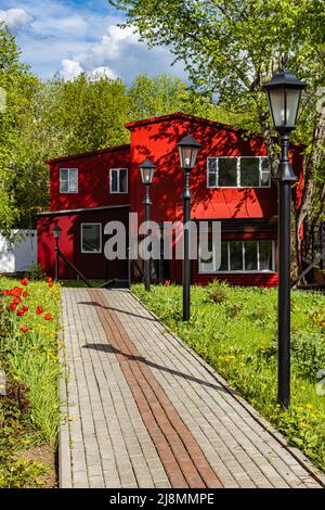 Mosca, Russia - 15 maggio 2022: Cottage rosso con un percorso ad esso. Foto di alta qualità Foto Stock