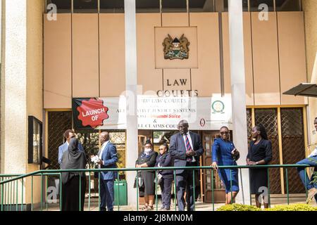 Nakuru, Kenya. 16th maggio 2022. Le persone sono viste in attesa all'ingresso della corte durante il lancio del modello alternativo dei sistemi di giustizia e della Corte dei piccoli reclami nei tribunali di diritto di Nakuru. Il giudice del Kenya ha lanciato il modello alternativo dei sistemi di giustizia per rendere la giustizia più accessibile e accessibile e come misura per affrontare il ritardo dei procedimenti giudiziari. Credit: SOPA Images Limited/Alamy Live News Foto Stock