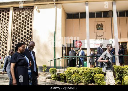 Nakuru, Kenya. 16th maggio 2022. Il capo della giustizia del Kenya Martha Koome (L) e il governatore della contea di Nakuru Lee Kinyanjui (R) camminano davanti all'ingresso della corte durante il lancio del modello alternativo dei sistemi di giustizia e della Corte dei piccoli reclami nei tribunali di Nakuru. Il giudice del Kenya ha lanciato il modello alternativo dei sistemi di giustizia per rendere la giustizia più accessibile e accessibile e come misura per affrontare il ritardo dei procedimenti giudiziari. Credit: SOPA Images Limited/Alamy Live News Foto Stock