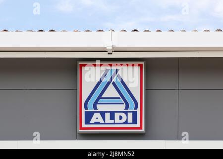 Anse, Francia - 23 maggio 2021: Logo Aldi su un muro. Aldi è una catena di supermercati leader a livello mondiale con oltre 10 000 negozi in 18 paesi Foto Stock