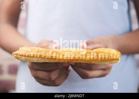giovani uomini che mangiano torta di mele . Foto Stock