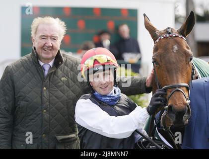 File photo datato 02-04-2022 di canzoni senza casa nel ring di sfilata con l'allenatore Dermot Weld e jockey Chris Hayes dopo aver vinto il Ballylinch Stud 'Priory Belle' 1.000 Guineas Trial Stakes. Homeless canzoni e Martedì sono tra 15 fillies confermati per i Tattersls Irlandese 1.000 Guineas. Data di emissione: Martedì 17 maggio 2022. Foto Stock