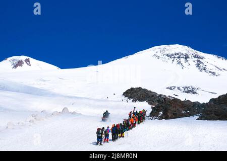 Gruppo di turisti sulla strada per la montagna Elbrus. Russia. Foto Stock