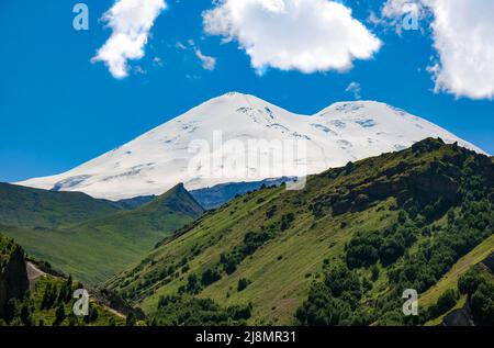Magnifico Monte Elbrus, la vetta più alta d'Europa. Foto Stock