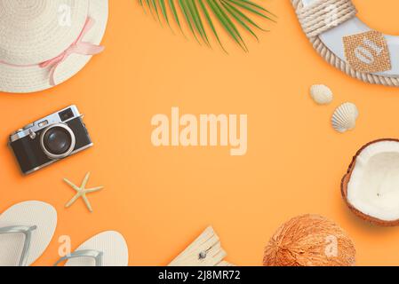 Accessori da viaggio Flat Lay su sfondo arancione con spazio per la copia al centro. Vista dall'alto, composizione di viaggio con posa piatta Foto Stock