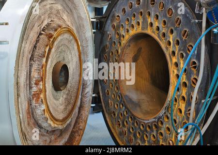 Vista della caldaia a gas aperta. Riparazione e manutenzione di apparecchiature industriali. Preparazione del locale caldaia per la stagione di riscaldamento. Sfondo Foto Stock