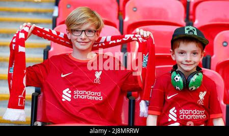 LONDRA, INGHILTERRA - MAGGIO 14: Young Liverpool FansDuring fa Cup Final tra Chelsea e Liverpool al Wembley Stadium , Londra, UK 14th Maggio 2022 Foto Stock