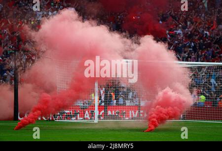 LONDRA, INGHILTERRA - MAGGIO 14:Flares dai tifosi di Liverpool dopo la finale di fa Cup tra Chelsea e Liverpool al Wembley Stadium , Londra, UK 14th Maggio 2022 Foto Stock