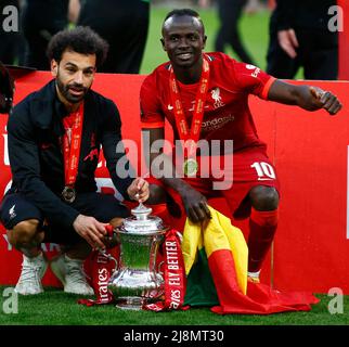LONDRA, INGHILTERRA - MAGGIO 14:L-R Liverpool's Mohamed Salah e Liverpool's Sadio Mane con la fa Cup dopo i loro lati 6-5 di rigore sparare-out dopo un 0-0 Foto Stock