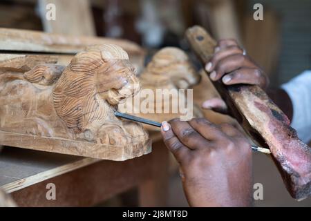 primo piano di mani di carpentiere impegnati a fare il disegno di legno o sagomatura utilizzando strumenti di carpenteria in negozio - concetto di creatività, manodopera specializzata e legno Foto Stock