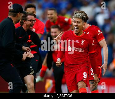 LONDRA, INGHILTERRA - MAGGIO 14:Roberto Firmino di Liverpool festeggia dopo che Kostas Tsimikas di Liverpool ha segnato il traguardo nella punizione sparare durante fa Foto Stock