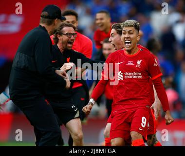 LONDRA, INGHILTERRA - MAGGIO 14:Roberto Firmino di Liverpool festeggia dopo che Kostas Tsimikas di Liverpool ha segnato il traguardo nella punizione sparare durante fa Foto Stock