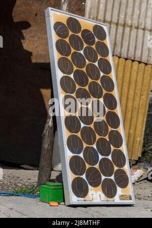 19th marzo 2020. Uttarakhand, India. Un primo colpo di pannello solare in carica sotto la luce del sole con una piccola batteria in India rurale. Foto Stock