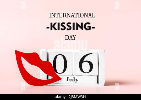 Labbra rosse, calendario isolato su sfondo rosa 06 luglio - International Kissing Day concetto biglietto d'auguri. Foto Stock