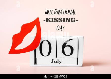 Labbra rosse, calendario isolato su sfondo rosa 06 luglio - International Kissing Day concetto biglietto d'auguri. Foto Stock