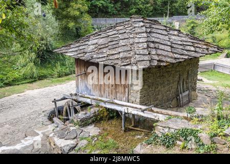 Mulino ad acqua chiamato Dolapkinya in Etar complesso architettonico ed etnografico vicino alla città di Gabrovo nel nord della Bulgaria Foto Stock