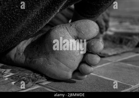 Un primo colpo di piedi ruvidi di una donna anziana in India in bianco e nero. Foto Stock