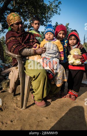 13th febbraio 2022. Dehradun, Uttarakhand, India. Un gruppo di bambini con la loro madre in un villaggio in India. Foto Stock