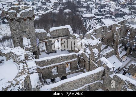 Rovine del castello medievale di Ogrodzieniec nel villaggio di Podzamcze, nella cosiddetta regione polacca del Giura, parte del Sentiero dei nidi delle aquile Foto Stock