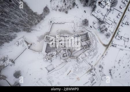 Vista sul castello medievale di Ogrodzieniec rovinato nel villaggio di Podzamcze, nella cosiddetta regione polacca del Giura, parte del Sentiero dei nidi delle aquile Foto Stock