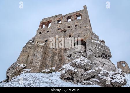 Ogrodzieniec rovinò il castello medievale nel villaggio di Podzamcze, nella cosiddetta regione polacca del Giura, parte del Sentiero dei nidi delle aquile Foto Stock