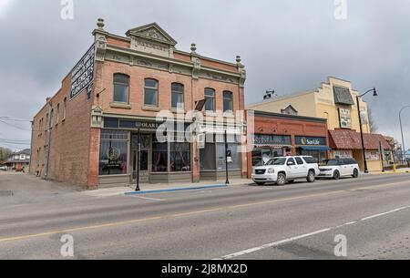 Lacombe, Alberta, Canada – 13 maggio 2022: Paesaggio urbano del centro storico della città con l'ufficio legale di Olar Foto Stock