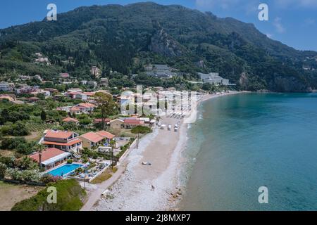 La spiaggia di ai Gordis nella città di Agios Gordios, sulla costa del Mar Ionio, su un'isola greca di Corfù Foto Stock