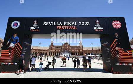 Sevilla, Spagna. 17th maggio 2022. Pochi appassionati sono fuori e circa al festival dei fan in Plaza de Espana. Il 18 maggio 2022, Eintracht Frankfurt e Glasgow Rangers si affronteranno nella finale di Europa League. Credit: Arne Dedert/dpa/Alamy Live News Foto Stock