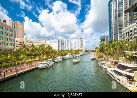 Vista sul lungofiume di Fort Lauderdale e sugli yacht, Florida meridionale, Stati Uniti d'America Foto Stock