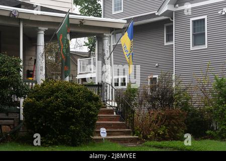 L’America sostiene l’Ucraina. La bandiera Ucraina è solidale con la lotta del popolo ucraino per la sua libertà., New Jersey, USA Foto Stock