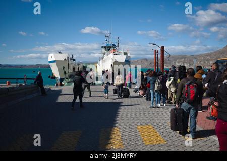 Puerto Ibanez, Cile - Marzo 2020: Coda d'imbarco per il traghetto da Puerto Ibanez al Cile Chico sul lago General Carrera. I passeggeri con valigie aspettano Foto Stock