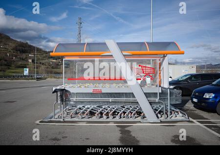 Borgo Val di Taro, Italia - Aprile 2022: Baldacchino con carrelli per lo shopping nel parcheggio vicino al supermercato Conad. Tram supermercato vicino al supermercato Conad. Foto Stock