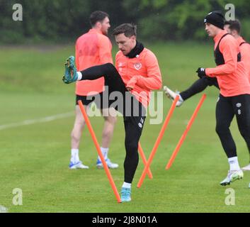 Oriam Sports Centre Edinburgh.Scotland.UK.16th Maggio 22 Hearts Media Day per costruire fino alla finale della Coppa Scozzese vs Rangers Hearts' Barrie McKay durante la sessione di allenamento . Credit: eric mccowat/Alamy Live News Foto Stock