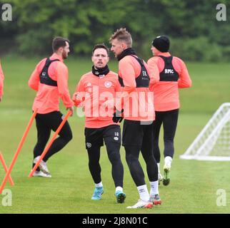 Oriam Sports Centre Edinburgh.Scotland.UK.16th Maggio 22 Hearts Media Day per costruire fino alla finale della Coppa Scozzese vs Rangers Hearts' Barrie McKay & Stephen Kingsley durante la sessione di allenamento . Credit: eric mccowat/Alamy Live News Foto Stock