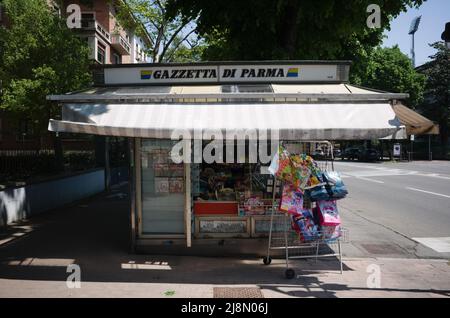 Parma, Italia - Aprile 2022: Chiosco che vende giornali, riviste e prodotti per bambini con iscrizione alla Gazzetta di Parma in alto Foto Stock