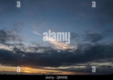 Tramonto d'inverno con luce dorata che si infrangono attraverso le spettacolari nuvole di stratocumuli Kildare, irlanda Foto Stock