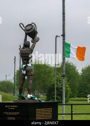 Glasgow, Scozia. REGNO UNITO. 16th maggio 2022: La statua di Billy McNeill con una bandiera irlandese che vola in lontananza. Foto Stock
