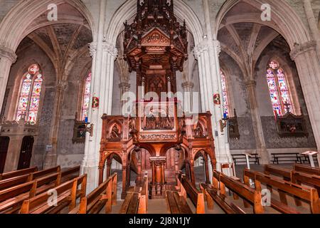 CHATEAUNEUF SUR CHER, FRANCIA, 09 APRILE 2022 : interni e dettagli architettonici della Basilica di nostra Signora dei Bambini Foto Stock