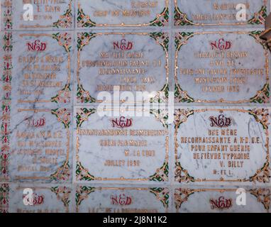 CHATEAUNEUF SUR CHER, FRANCIA, 09 APRILE 2022 : interni e dettagli architettonici della Basilica di nostra Signora dei Bambini Foto Stock