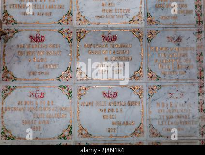 CHATEAUNEUF SUR CHER, FRANCIA, 09 APRILE 2022 : interni e dettagli architettonici della Basilica di nostra Signora dei Bambini Foto Stock