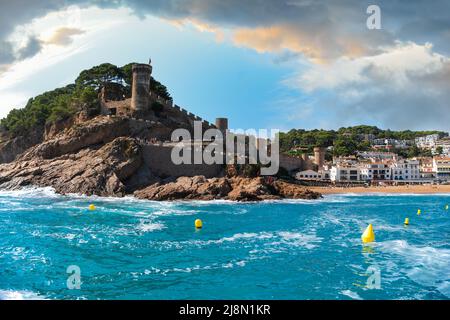 Vista pittoresca sul Mar Mediterraneo, sulla spiaggia di Gran Tossa e su Muralles de Tossa de Mar, nella città di Tossa de Mar, nelle giornate di sole. Catalogna, giro Foto Stock