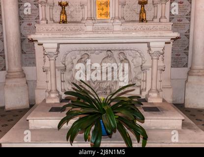 CHATEAUNEUF SUR CHER, FRANCIA, 09 APRILE 2022 : interni e dettagli architettonici della Basilica di nostra Signora dei Bambini Foto Stock