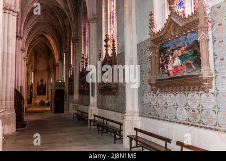 CHATEAUNEUF SUR CHER, FRANCIA, 09 APRILE 2022 : interni e dettagli architettonici della Basilica di nostra Signora dei Bambini Foto Stock