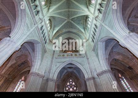 CHATEAUNEUF SUR CHER, FRANCIA, 09 APRILE 2022 : interni e dettagli architettonici della Basilica di nostra Signora dei Bambini Foto Stock