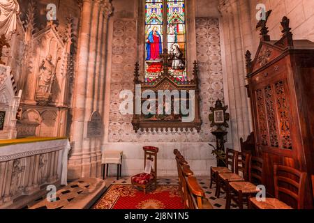 CHATEAUNEUF SUR CHER, FRANCIA, 09 APRILE 2022 : interni e dettagli architettonici della Basilica di nostra Signora dei Bambini Foto Stock